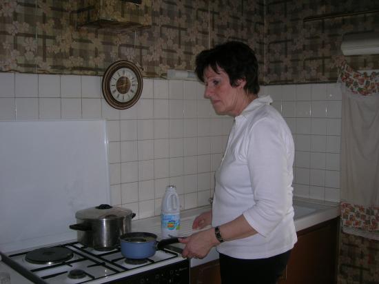 Josiane préparant la cuisine pour le weekend.